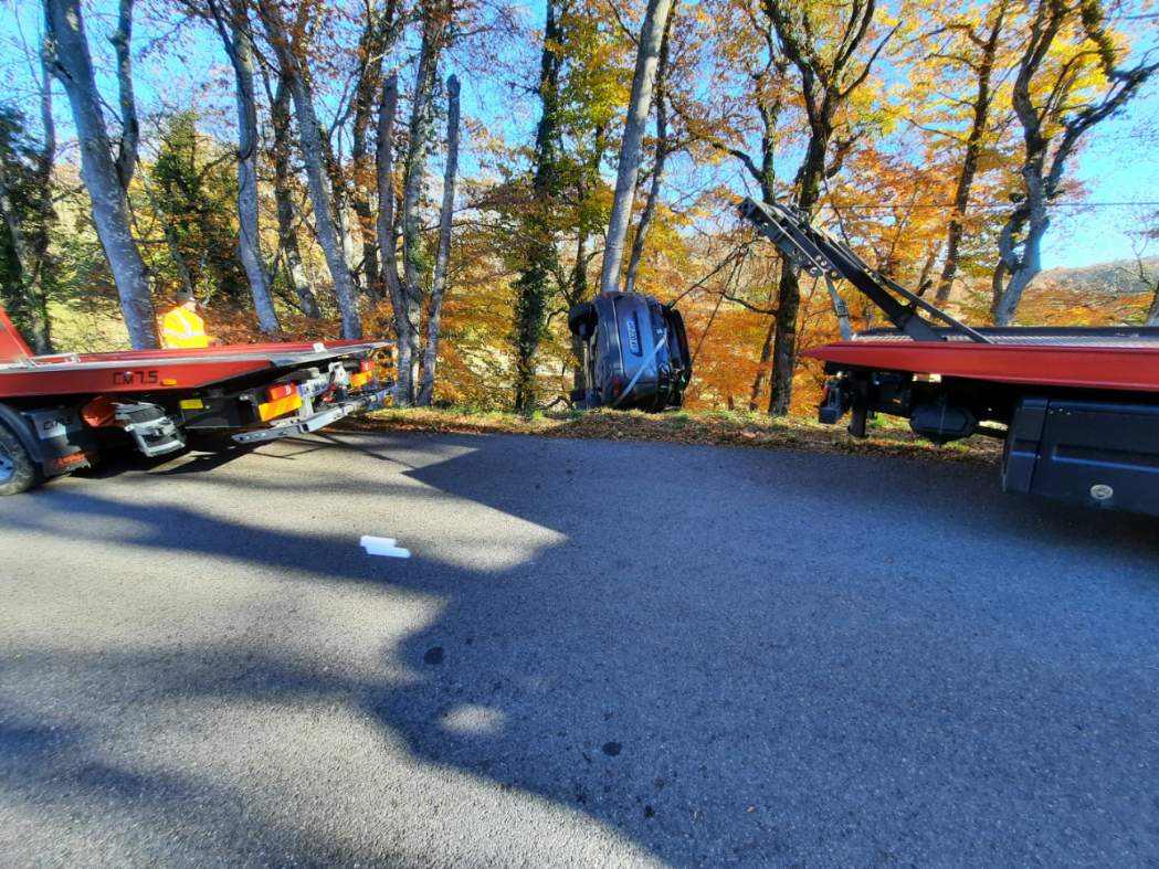 Dépannage/Remorquage du garage drevet utilisant un treuil pour remonter une voiture accidenté Dépannage/Remorquage du garage drevet utilisant un treuil pour remonter une voiture accidenté