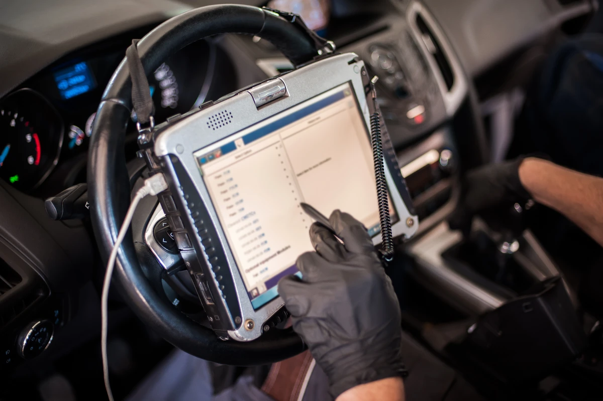 Garagiste réalisant une Réparation/Entretien sur un vehicule au garage drevet